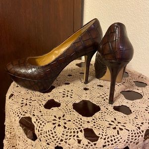 NINE WEST 8M Brown Textured Platform Heels.